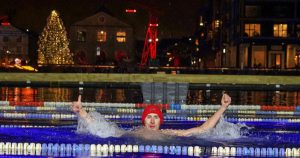 এস্তোনিয়ায় বরফের পানিতে সাড়ে ১২ কি.মি সাঁতার কাটার রেকর্ড