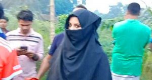 বোরকা পরে শুটিং স্পটে পরীমনি : উৎসুক জনতার ঢল