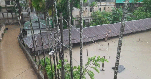 টানা বর্ষণ ও পাহাড়ি ঢলে বান্দরবান শহরে জলাবদ্ধতা, বৃদ্ধি পাচ্ছে নদীর পানি