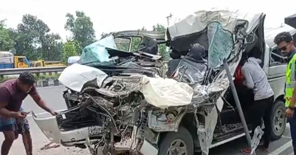 ট্রাকের পেছনে মাইক্রোবাসের ধাক্কায় নিহত ৩