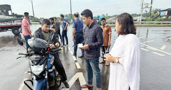 সড়কে শৃঙ্খলা ফেরাতে পটিয়ায় মোবাইল কোর্টের অভিযান