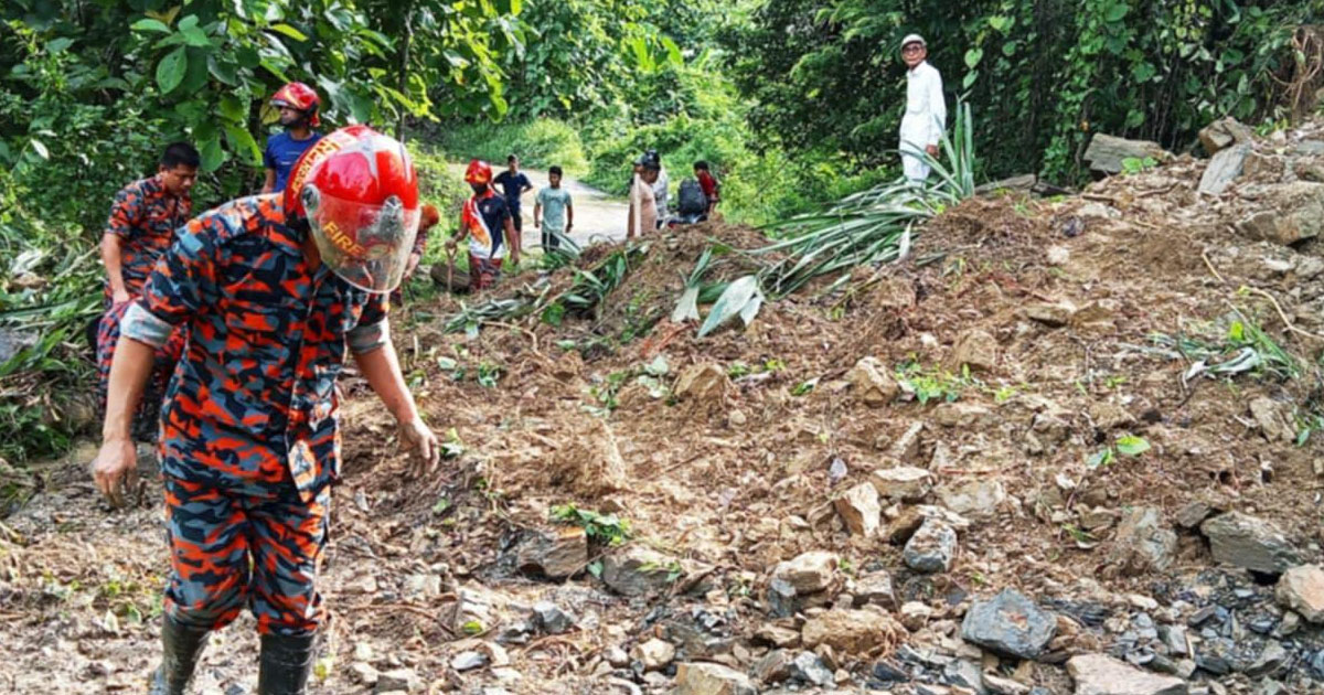 সাজেকে পাহাড় ধসে যান চলাচল বন্ধ, আটকা পড়েছে ৪ শতাধিক পর্যটক