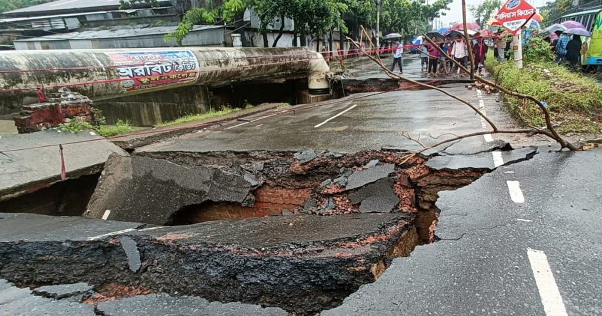 চট্টগ্রামে সেতু ভেঙে যান চলাচল বন্ধ