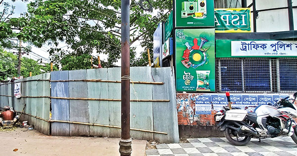 সার্কিট হাউসের বিপরীতে চসিকের গণশৌচাগার নির্মাণ, সিএমপির না