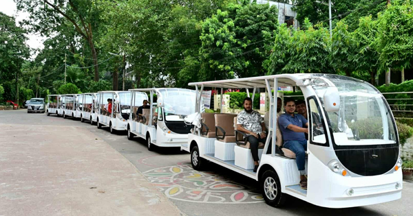 চবি ক্যাম্পাসে চালু হল পরিবেশবান্ধব ই-কার, ভাড়া নিয়ে অসন্তোষ