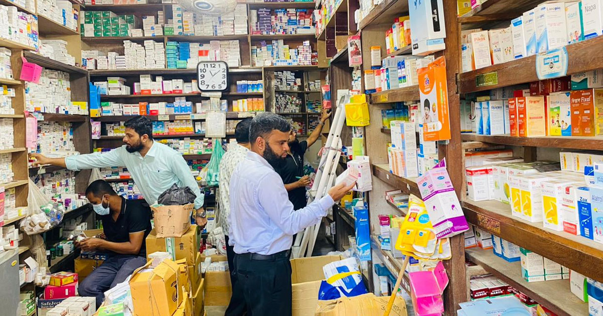 ফটিকছড়িতে মেয়াদোত্তীর্ণ ওষুধ বিক্রি, ৫ ফার্মেসিকে জরিমানা