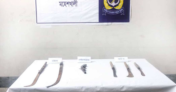 মহেশখালীতে নৌবাহিনীর অভিযানে দেশীয় আগ্নেয়াস্ত্র ও কিরিচ উদ্ধার