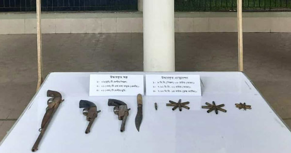 টেকনাফে নৌবাহিনীর অভিযানে দেশীয় অস্ত্র ও তাজা গুলি উদ্ধার