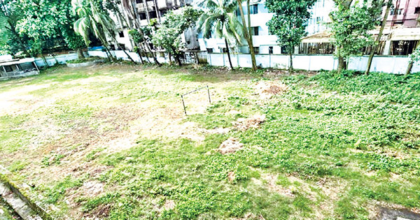 খাস্তগীর উচ্চ বিদ্যালয়ের মাঠে ভূমিদস্যুদের চোখ