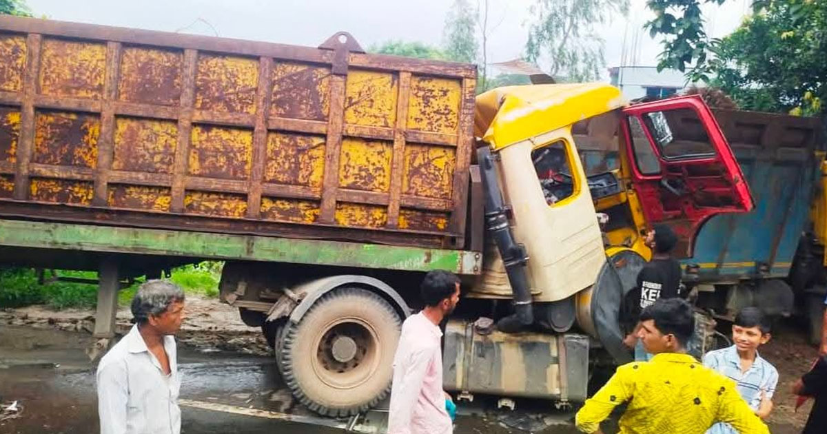 মিরসরাইয়ে দাঁড়িয়ে থাকা ড্রাম ট্রাকের পিছনে লরির ধাক্কা, হেলপার নিহত