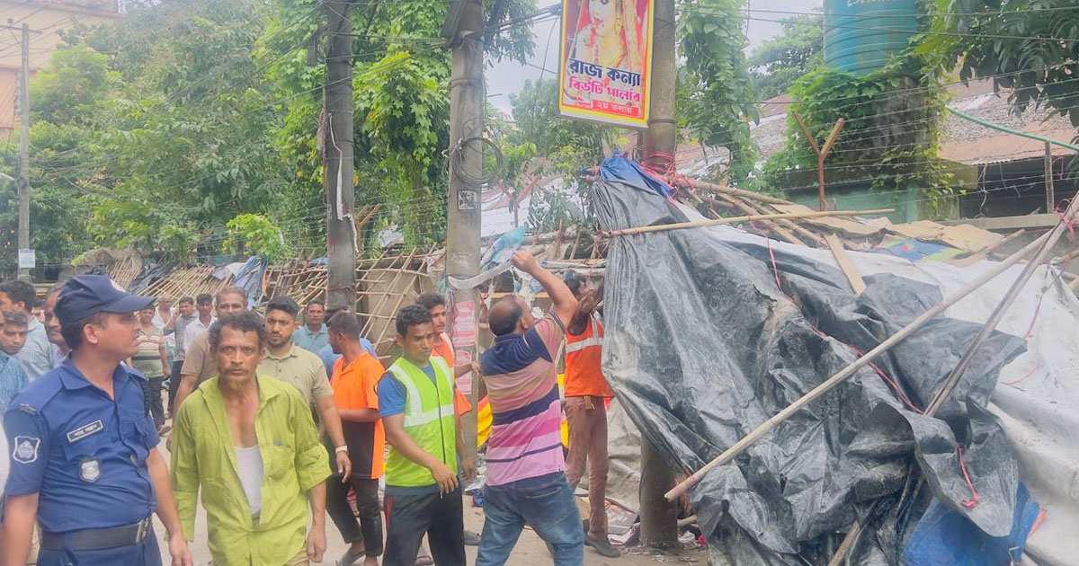 পটিয়ায় সড়ক ও ফুটপাত দখল করে ব্যবসা, অর্ধলাখ টাকা জরিমানা