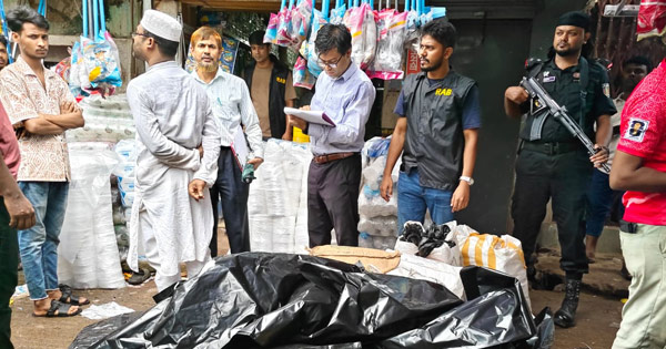 কক্সবাজারে পলিথিন বিরোধী অভিযানে ৩ দোকানিকে জরিমানা