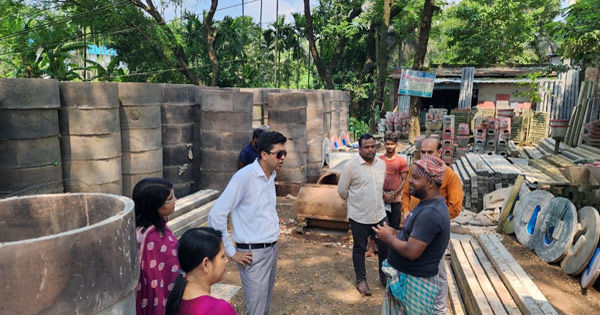 বোয়ালখালীতে সড়কে মালামাল রাখায় জরিমানা গুণলেন ব্যবসায়ী