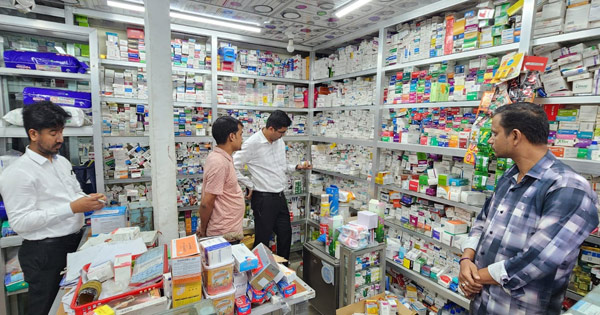 বোয়ালখালীতে পল্লী চিকিৎসকের মুচলেকা, জরিমানা গুণলেন ২ দোকানি