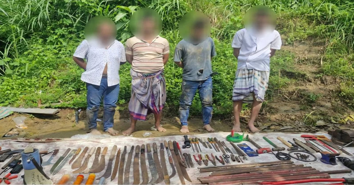 চট্টগ্রামের সীতাকুণ্ডের সলিমপুর ইউনিয়নের ছিন্নমূল এলাকায় দেশীয় অস্ত্র তৈরির কারখানা থেকে ৪ জনকে আটক করা হয়েছে।