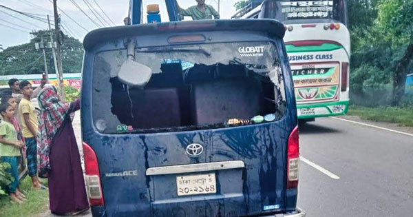 নোয়াখালীতে নিয়ন্ত্রণ হারিয়ে মাইক্রোবাস খালে, একই পরিবারের নিহত ৭