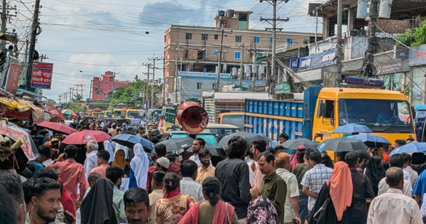 চাকরিচ্যুত শিক্ষকদের সড়ক অবরোধ, কক্সবাজার-টেকনাফ সড়কে তীব্র যানজট