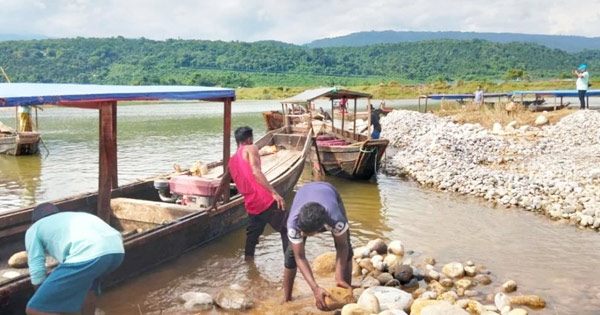 সিলেটে সাদাপাথর লুটের ঘটনায় ৫ জন গ্রেপ্তার
