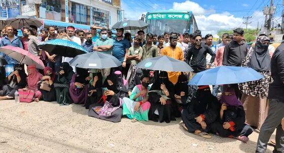 টেকনাফ সড়ক থেকে ১০ ঘণ্টা পর অবরোধ প্রত্যাহার