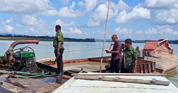 রাঙ্গুনিয়ায় অবৈধভাবে বালু উত্তোলন, ৩ লাখ টাকা জরিমানা