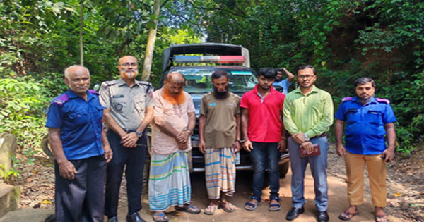 বাঁশখালীতে মাদক সেবনকালে আটক তিন