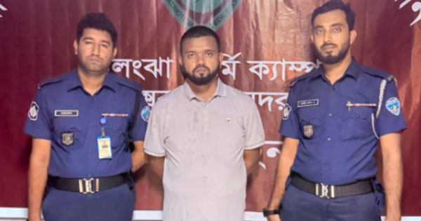 কক্সবাজারে ডিসকাউন্ট নিতে গিয়ে ভুয়া সেনা কর্মকর্তা পরিচয় দেওয়া যুবক ধরা