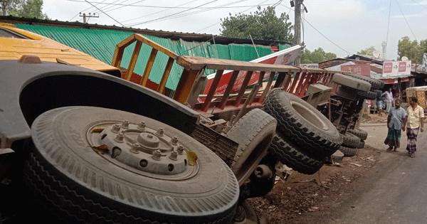বাঁশখালী সড়কে লরিট্রাক উল্টে ব্যবসা প্রতিষ্ঠান ক্ষতিগ্রস্ত