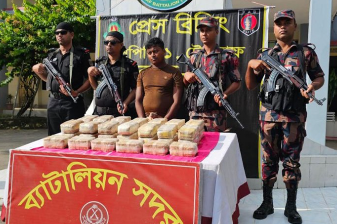 টেকনাফে ৩ লাখ ৪০ হাজার ইয়াবাসহ রোহিঙ্গা মাদক কারবারি গ্রেপ্তার