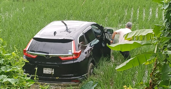 লোহাগাড়ায় নিয়ন্ত্রণ হারিয়ে প্রাইভেটকার বিলে