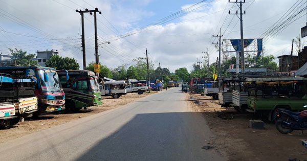 খাগড়াছড়িতে স্কুলছাত্রীকে ধর্ষণের প্রতিবাদে চলছে সড়ক অবরোধ