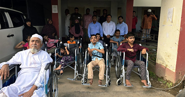 লোহাগাড়ায় ১২ প্রতিবন্ধীকে হুইল চেয়ার ও ট্রাইসাইকেল বিতরণ