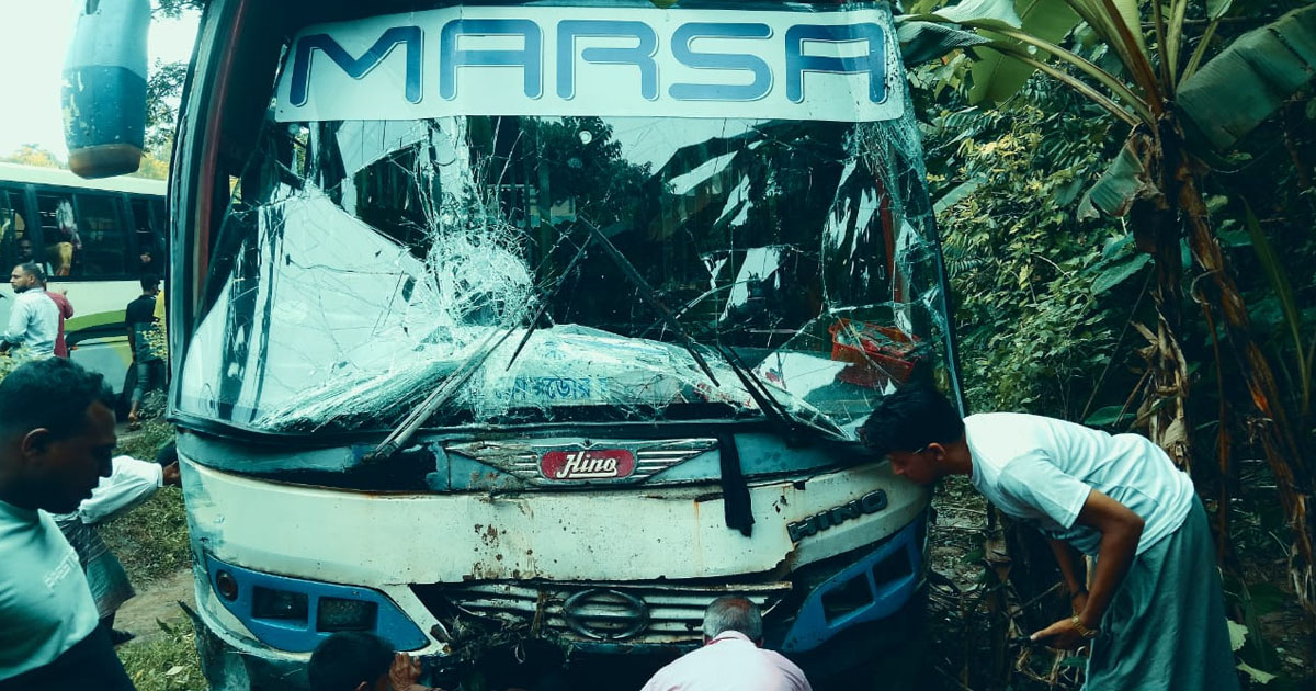 লোহাগাড়ায় নিয়ন্ত্রণহারা মারছা বাসের চাপায় যুবক নিহত