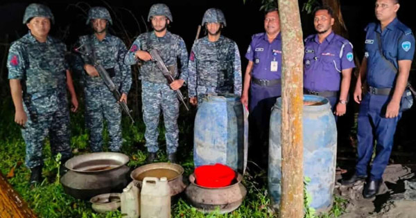 মহেশখালীতে দেশীয় চোলাই মদ উদ্ধার