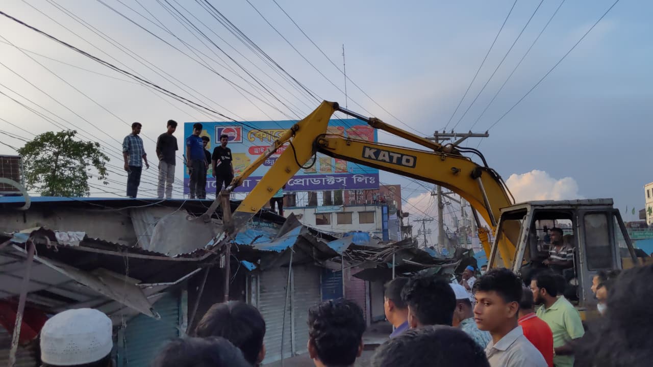 মিরসরাইয়ে শতাধিক অবৈধ স্থাপনা উচ্ছেদ, জরিমানা আদায়