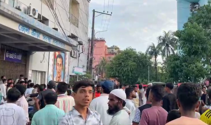 বীরশ্রেষ্ঠ রুহুল আমিন স্টেডিয়ামের গ্যালারিতে আগুন, পাল্টাপাল্টি ধাওয়া