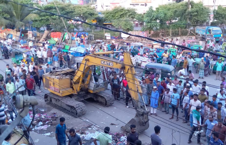 বাঁকখালী দখলমুক্তকরণ অভিযান: উচ্ছেদকালে পুলিশ-সাংবাদিকের ওপর হামলা