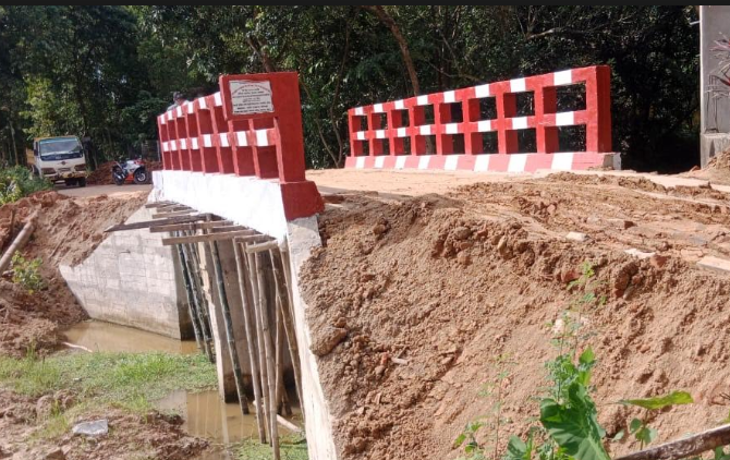 লোহাগাড়ায় কাজ শেষ হবার আগেই ব্রিজে ফাটল, জনমনে ক্ষোভ