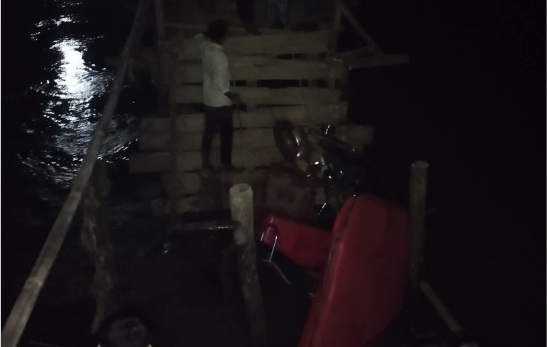 বোয়ালখালীতে কাঠের বিকল্প সেতু ভেঙে রিকশাসহ চালক খালে