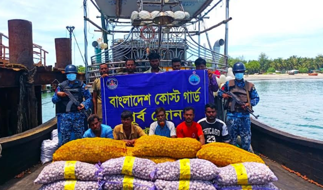 সেন্টমার্টিনে বিপুল পরিমাণ খাদ্যসামগ্রীসহ আটক ১০ পাচারকারী