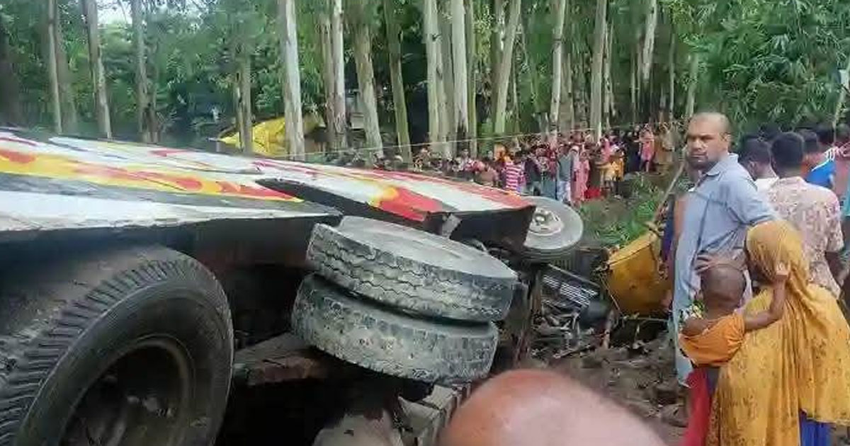 সীতাকুণ্ডে বাস উল্টে প্রাণ গেল সড়কের পাশে থাকা যুবকের