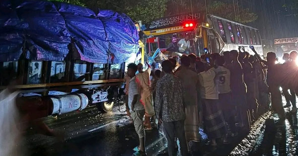 লোহাগাড়ায় বাস ও ট্রাক সংঘর্ষে চালক নিহত