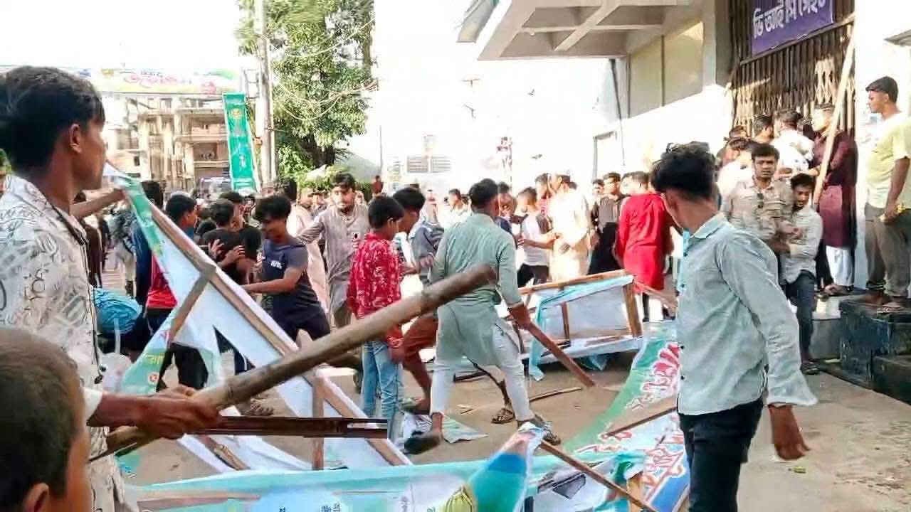 রণক্ষেত্র কক্সবাজার : হামলা-ভাঙচুরে ইউএনওসহ অর্ধশতাধিক আহত, খেলা স্থগিত