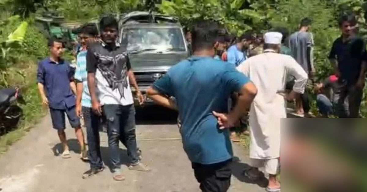 সাজেকে পর্যটকবাহী জিপ খাদে পড়ে খুবির শিক্ষার্থী নিহত, আহত ১২