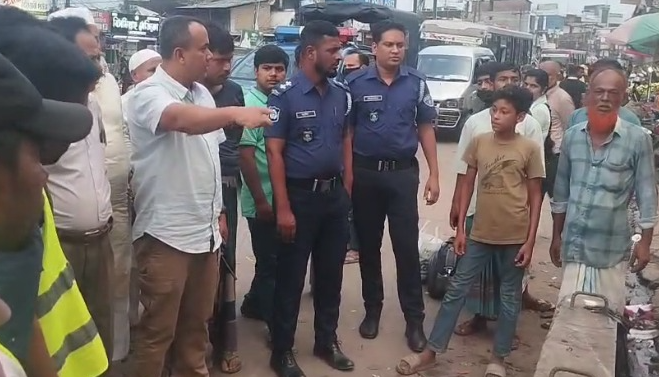 লোহাগাড়ায় যানজট নিরসনে পুলিশের উচ্ছেদ অভিযান