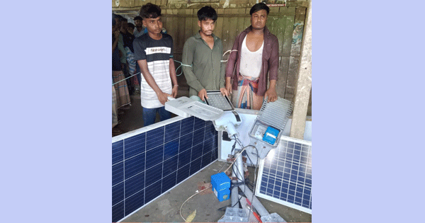 টেকনাফে সৌর বিদ্যুতের লাইট চুরির সময় আটক ৩