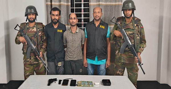 টেকনাফে যৌথবাহিনীর অভিযানে অস্ত্রসহ আটক ১