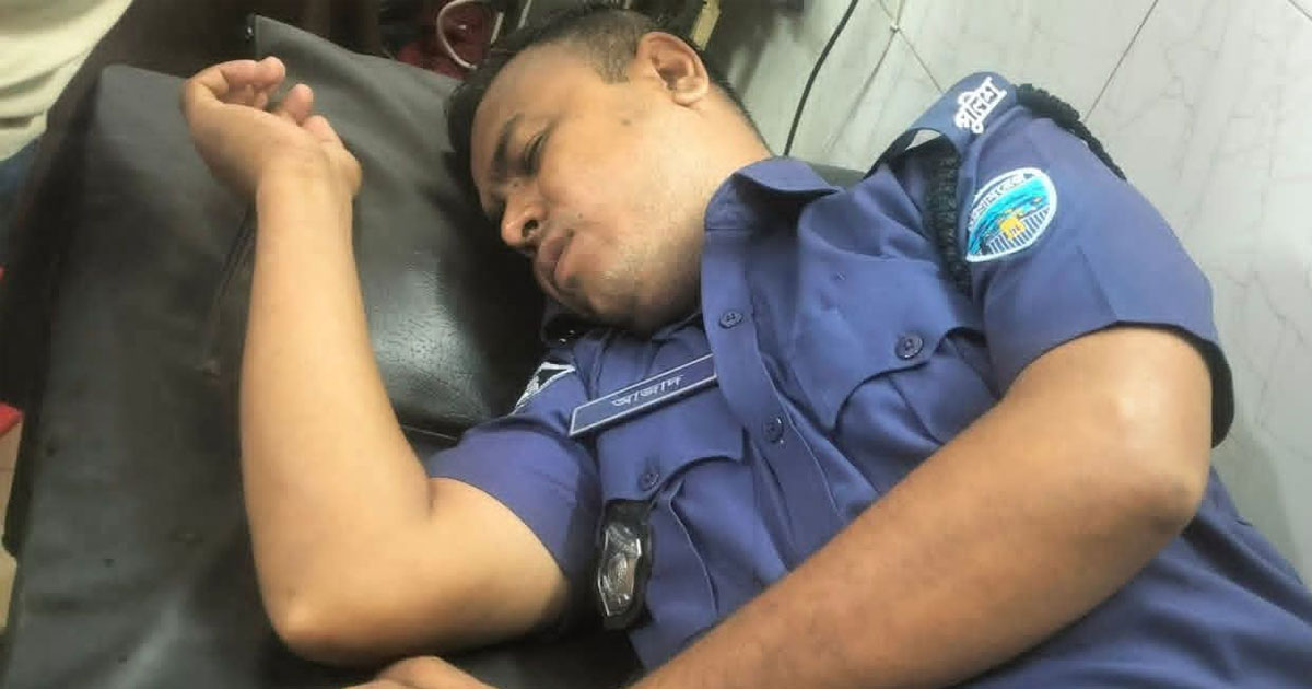 সাতকানিয়ায় গাড়ি দাঁড়াতে নিষেধ করায় কনস্টেবলের মাথা ফাটাল বিক্রয় প্রতিনিধি