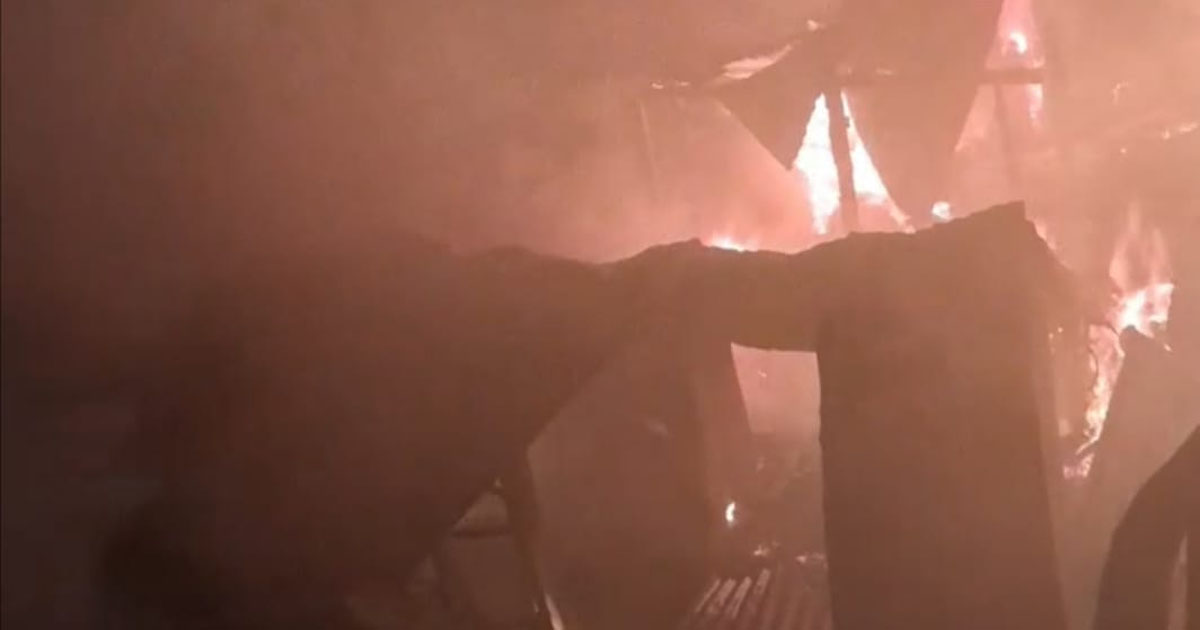 হাটহাজারীতে মধ্যরাতে আগুনে পুড়ল ৩টি বসতঘর ও দোকান