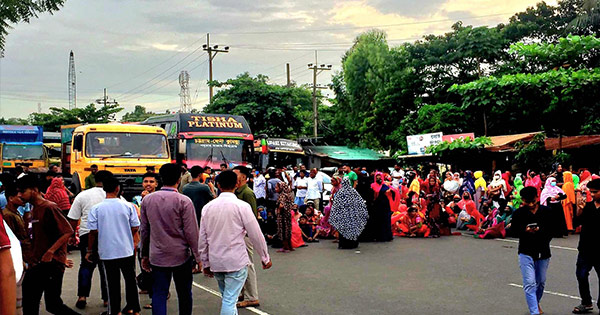 সীতাকুণ্ডে টেক্সটাইল শ্রমিকদের মহাসড়ক অবরোধ