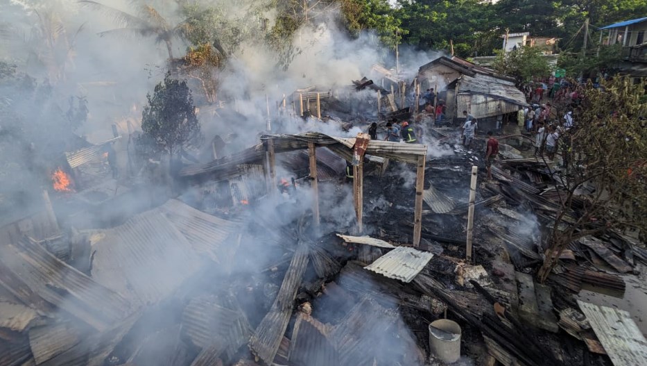 মিরসরাইয়ে অগ্নিকাণ্ডে পুড়ে গেছে ১১ পরিবারের বসতঘর